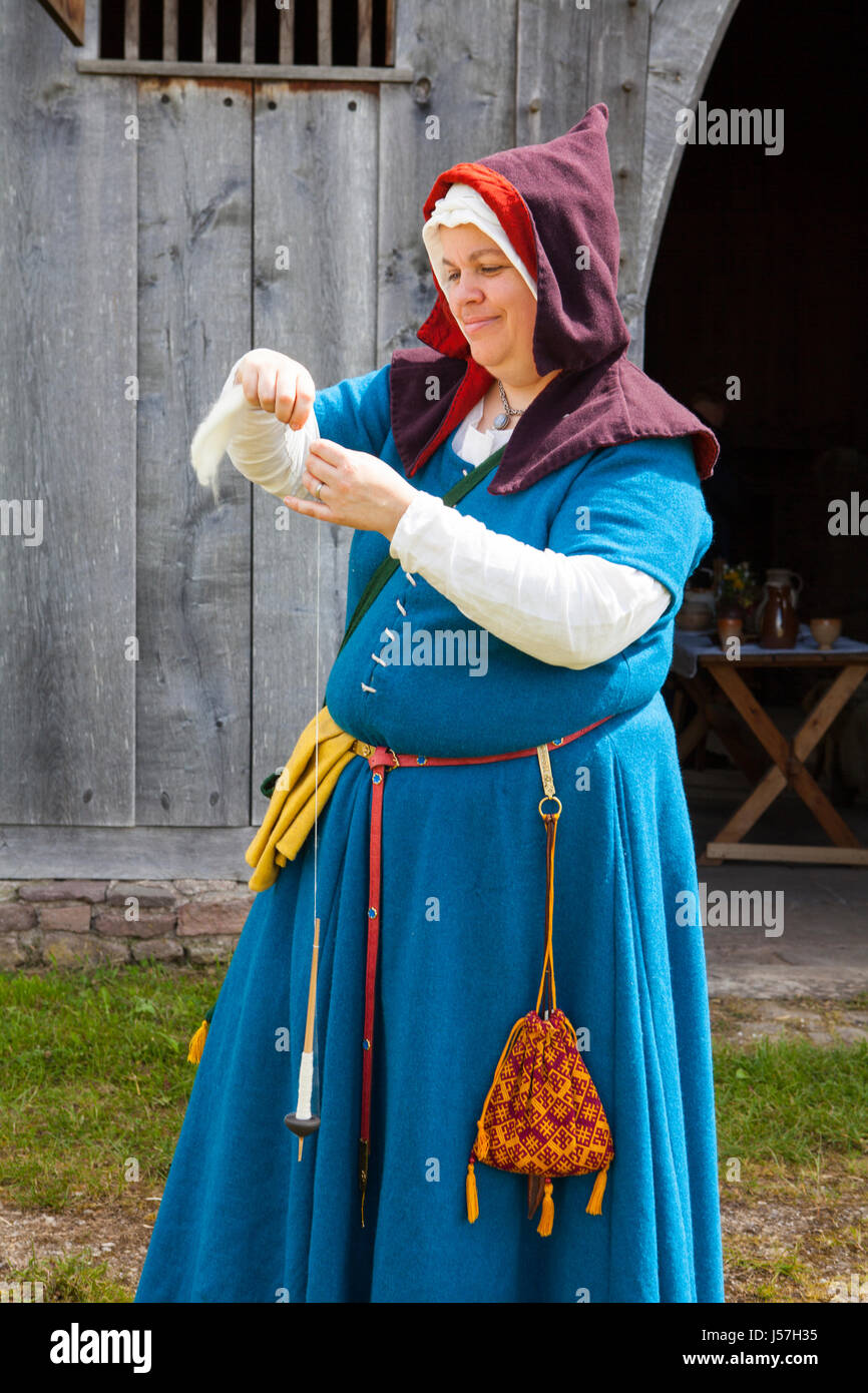 Spinnen von Garn von einem Mitglied einer Reenactment-Gruppe, rekonstruierten mittelalterlichen Haus, Nienovers, Bodenfelde, Niedersachsen, Deutschland Stockfoto