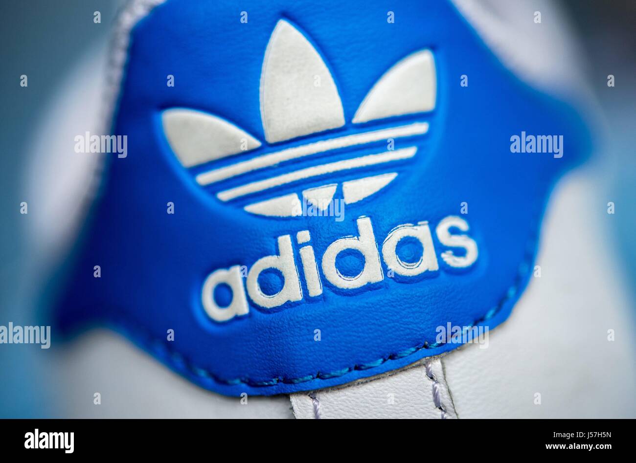 Das Logo des Sportartikelherstellers Adidas auf einen Schuh in Hannover ( Deutschland), 24. April 2017. | weltweite Nutzung Stockfotografie - Alamy