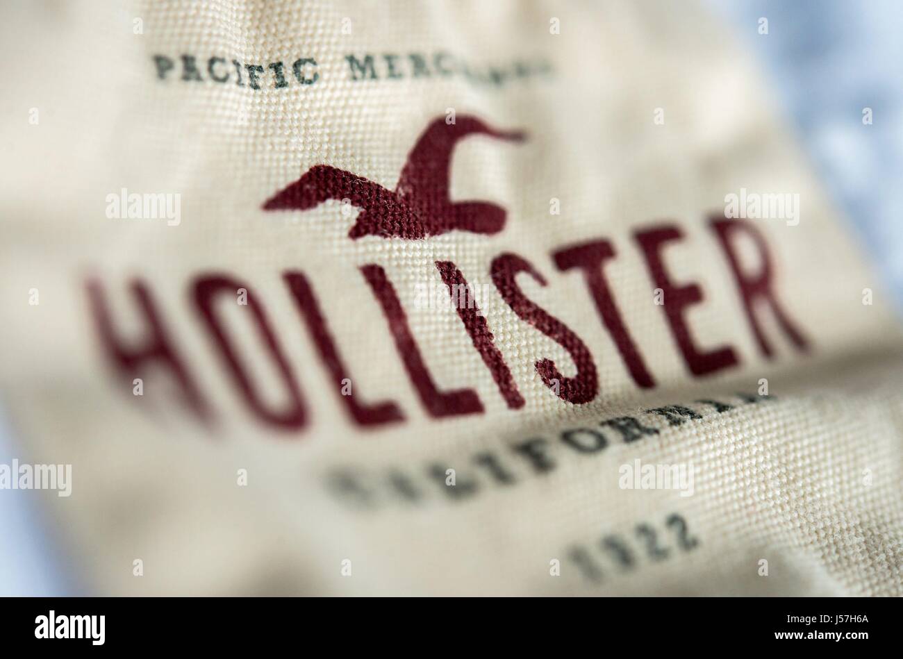 Ein Hemd der Marke Hollister mit dem Logo einer M we darauf in
