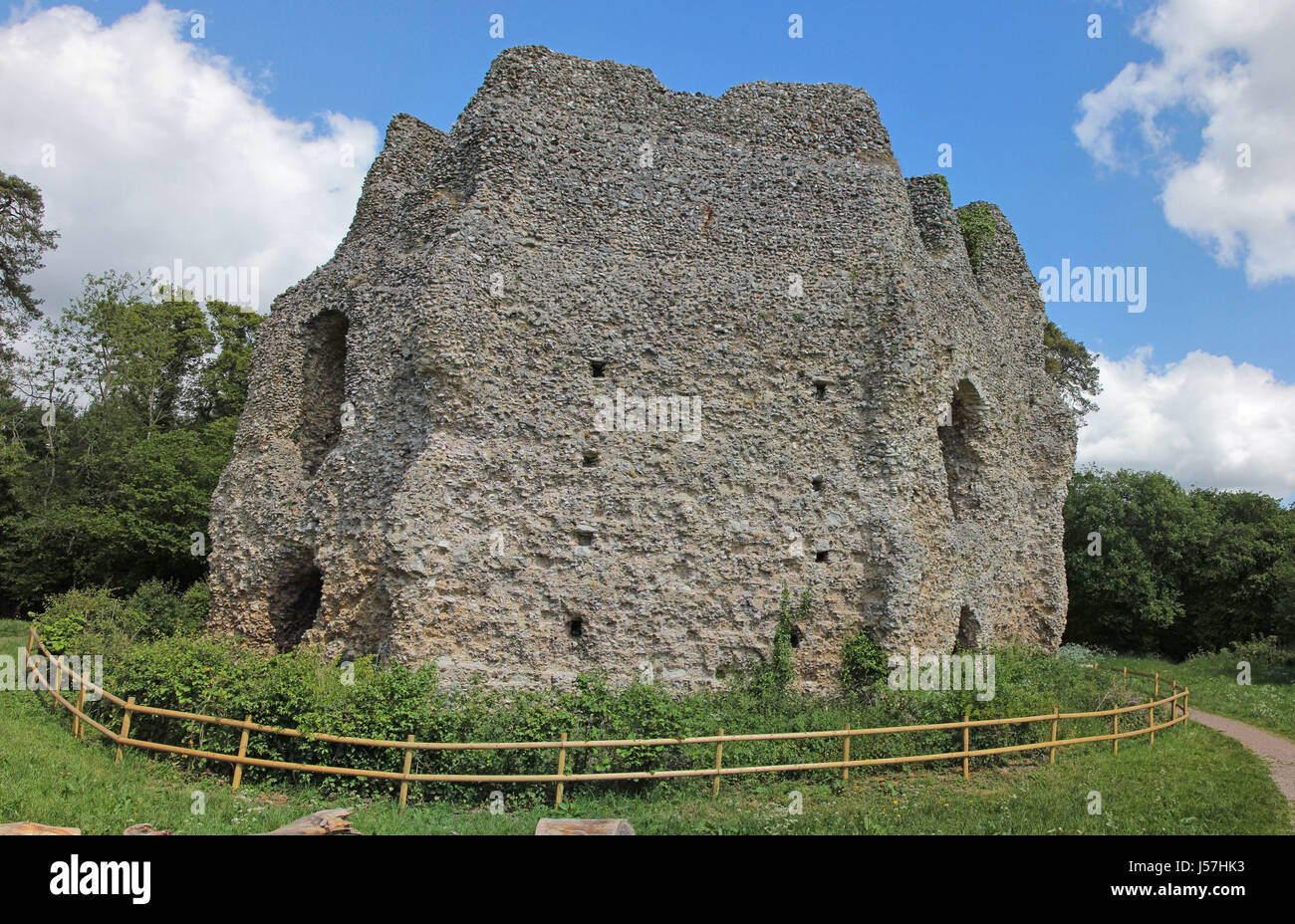 Historische Ruinen der Krönungsfeierlichkeiten Castle auch bekannt als King John Castle am Ufer des The Basingstoke Canal, Hampshire, England UK Stockfoto