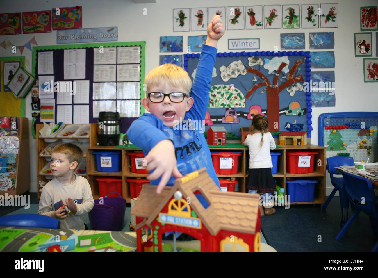 Rosehill Kindergarten, Bolton.  Kinder beim Spielen in Rosehill Kindergarten, Bolton. Stockfoto