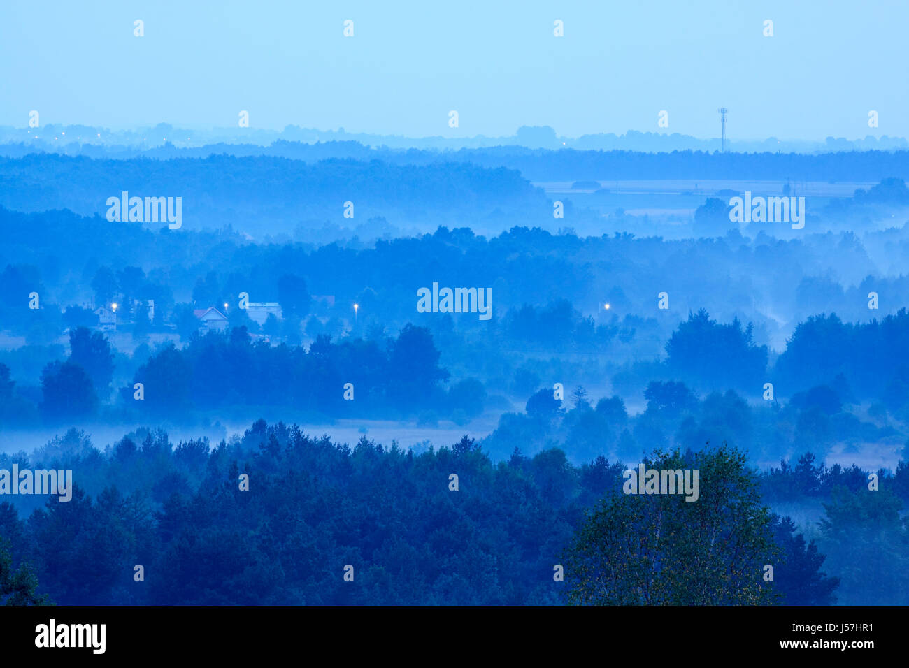 Dunstige Dämmerung nach Regen in Heiligen-Kreuz-Gebirge, Polen Stockfoto