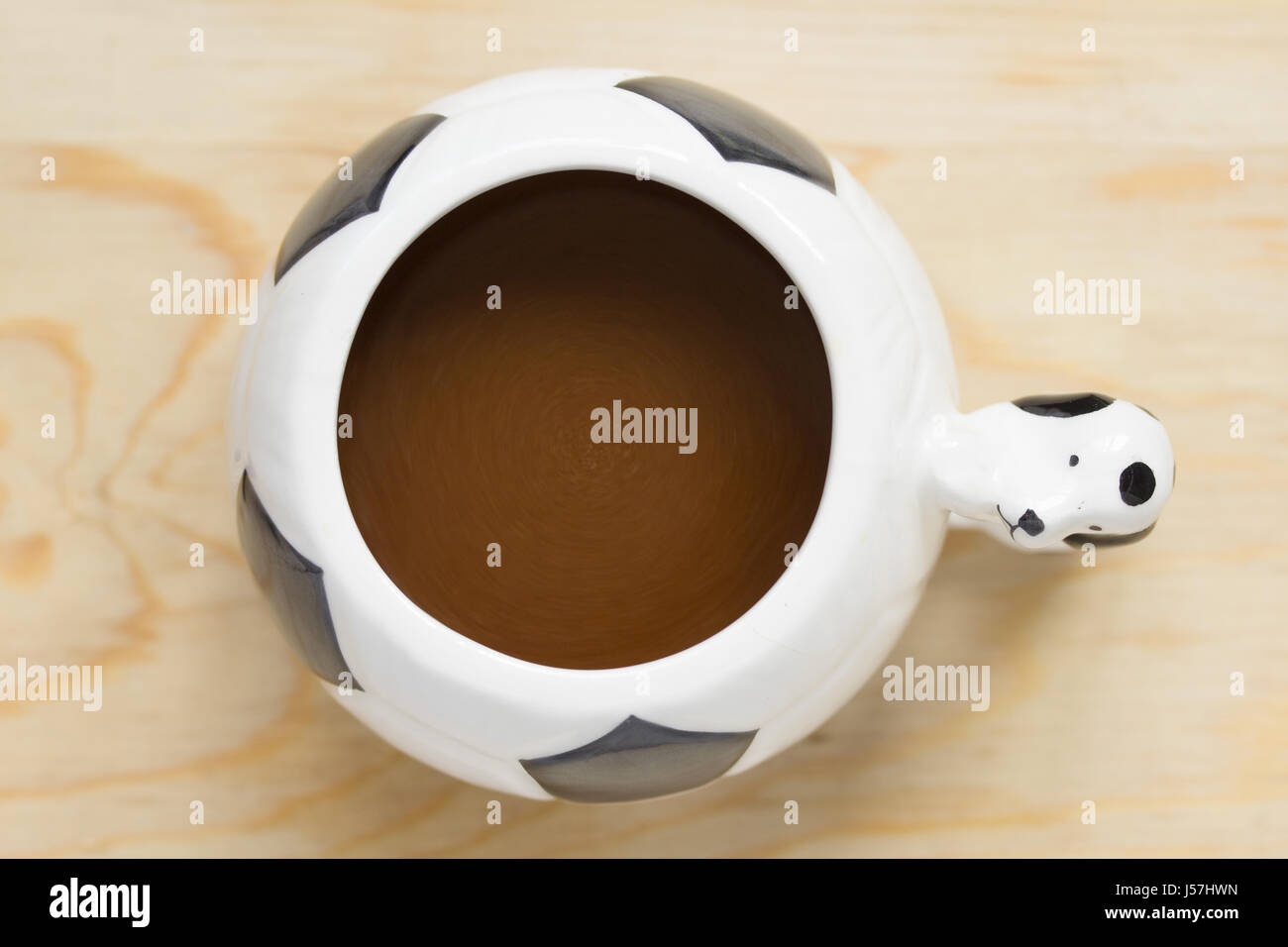 Kaffeetasse in Fußball-Form konzipiert. Stockfoto