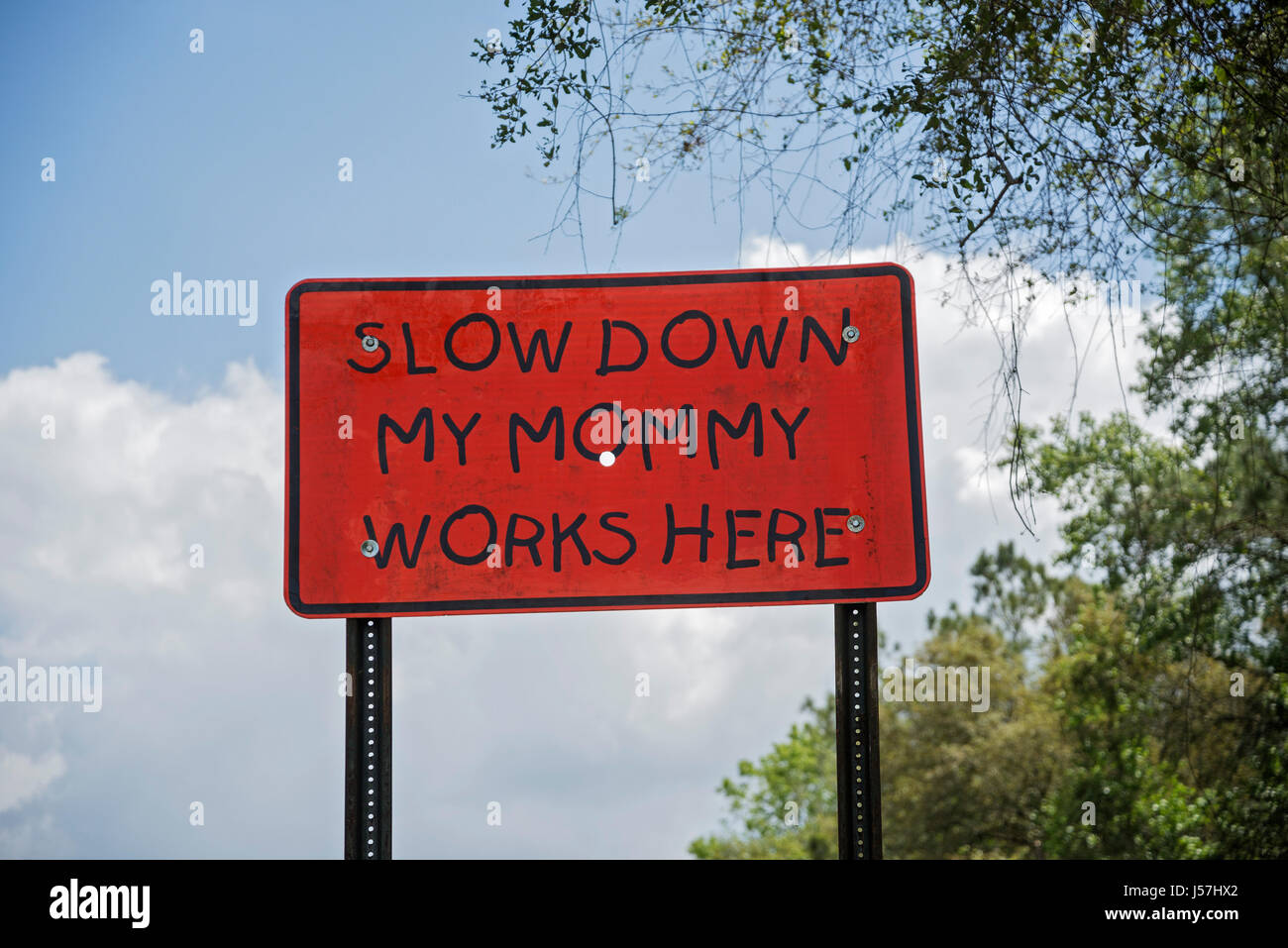 Verlangsamen Sie meine Mami arbeiten hier Schild nahe Straße Baustelle auf US 27 Toren High Springs, Florida. Stockfoto