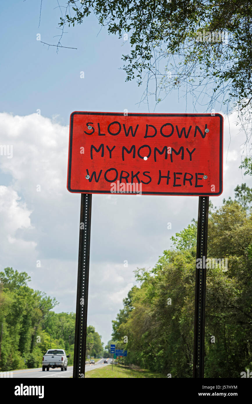 Verlangsamen Sie meine Mami arbeiten hier Schild nahe Straße Baustelle auf US 27 Toren High Springs, Florida. Stockfoto