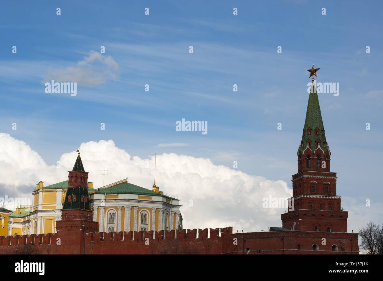 Moskau, Russland: Blick auf das Zeughaus-Turm und der Borovitskaya-Turm, zwei der Türme der Kreml-Mauer Stockfoto