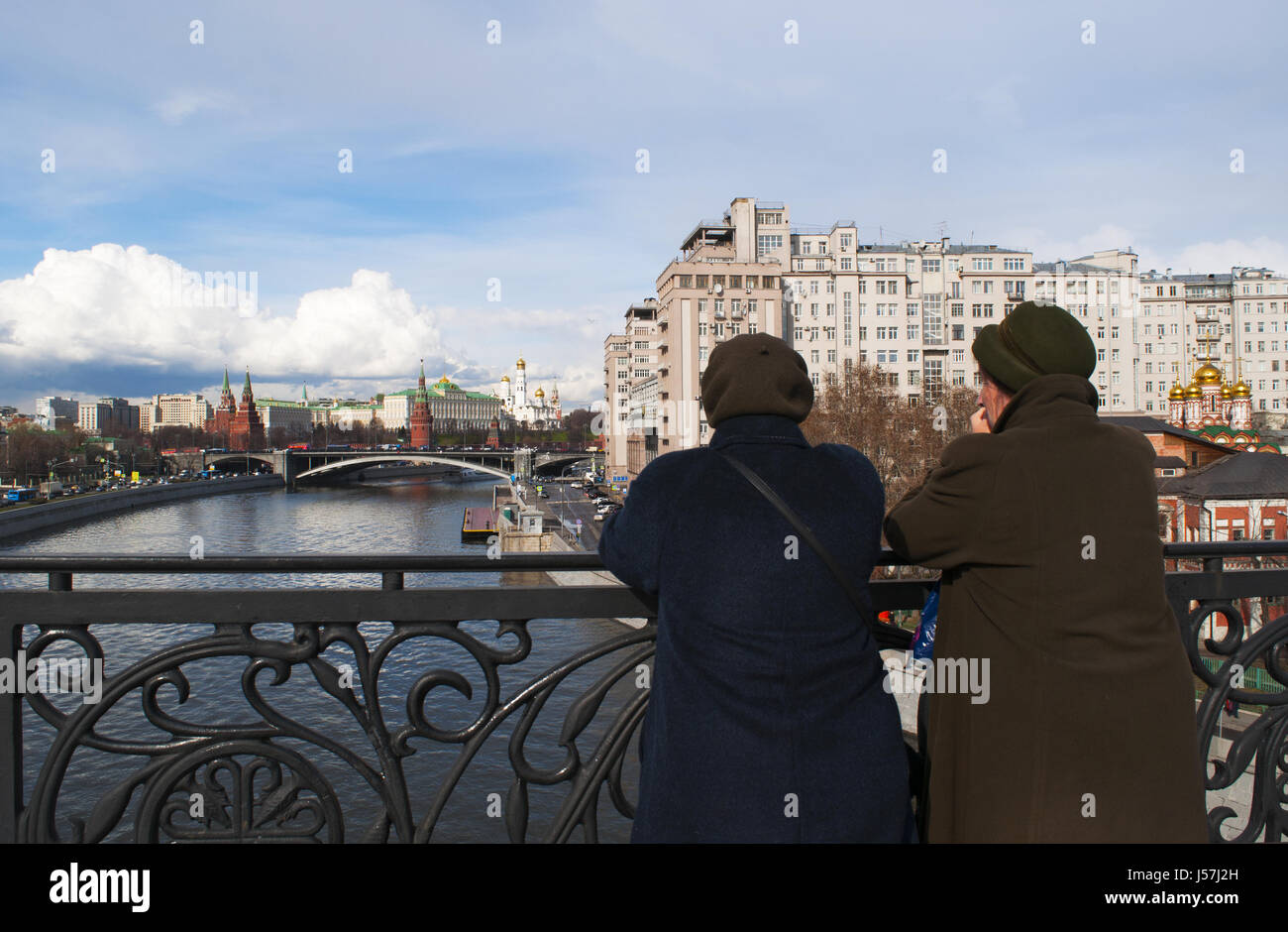 Moskau: alte russische Frauen suchen die Skyline von Moskau mit Blick auf die befestigte Anlage des Kreml von der Patriarch Brücke am Fluss Moskwa Stockfoto