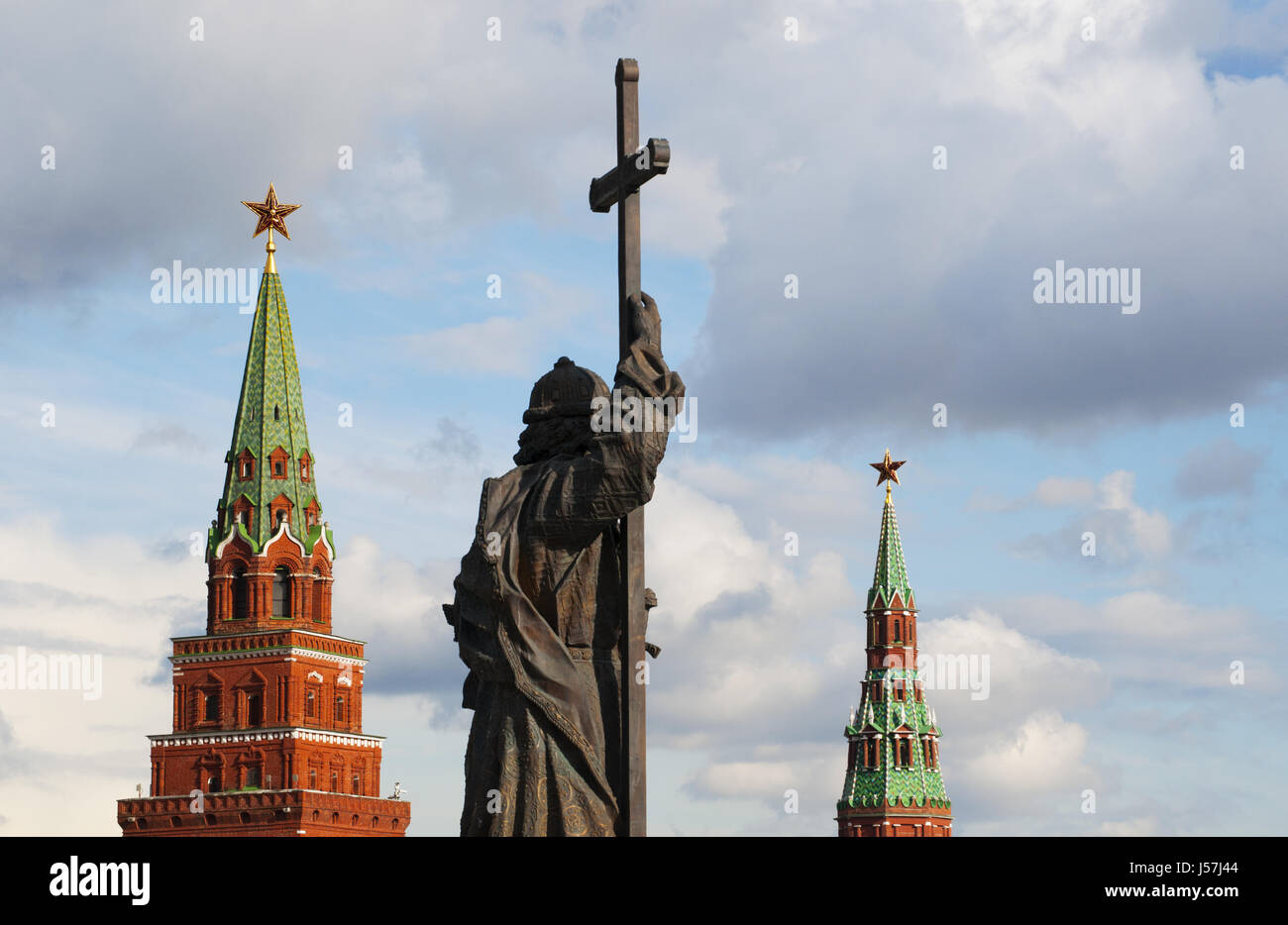 Moskau: die Statue des Fürsten Wladimir der große, der Gründer des russischen Staates, zwischen des Kremls Borovitskaya Turm und die Wasserturm Stockfoto