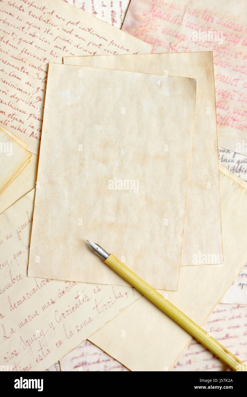 Im Alter von leeren Papierblätter mit Vintage Feder Stift über antike Handschriften Stockfoto