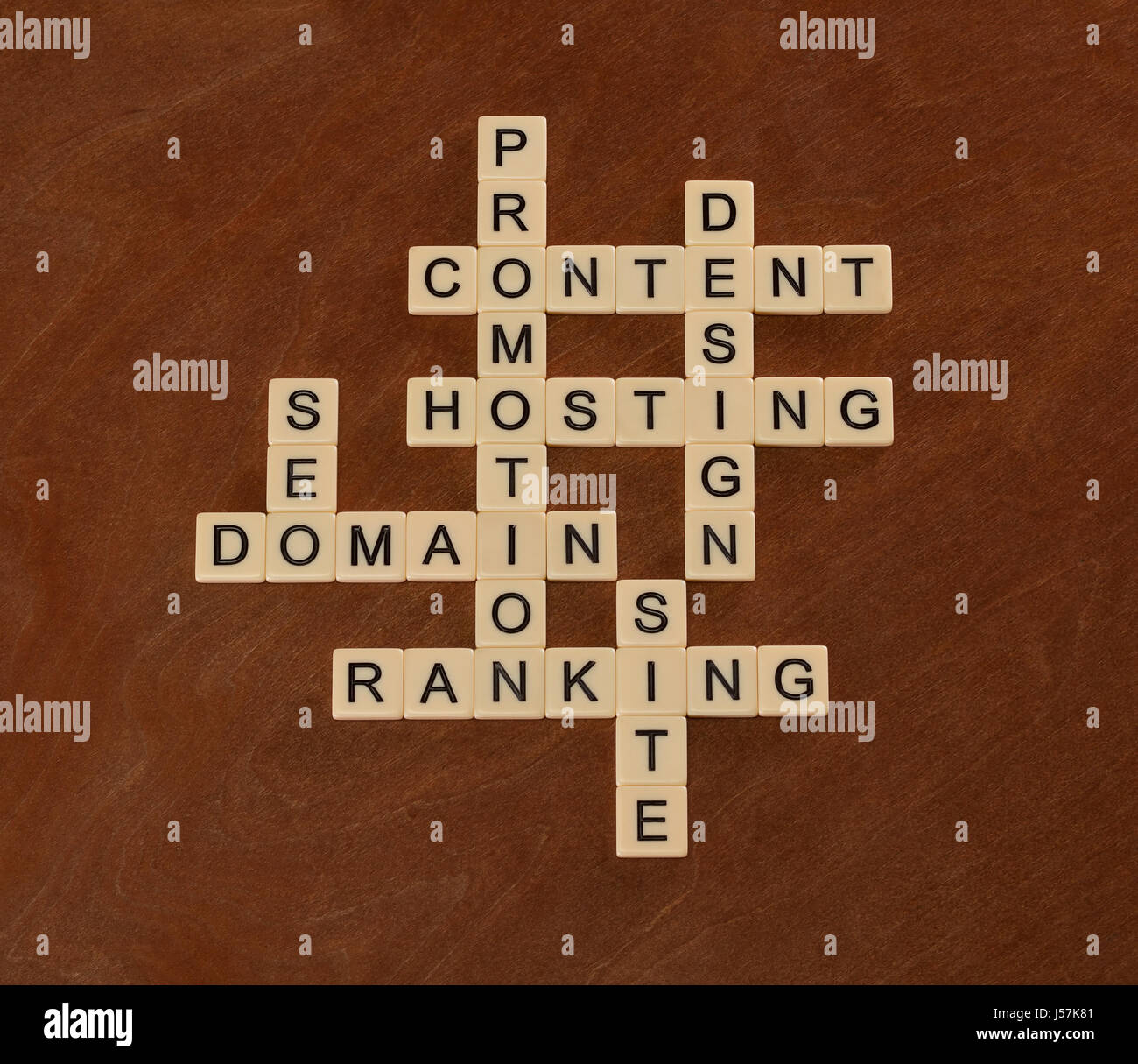 Kreuzworträtsel mit Worten SEO, Website, Inhalte, Ranking. Website-Erstellung-Konzept. Elfenbein Fliesen mit Großbuchstaben auf Mahagoni Brett. Stockfoto