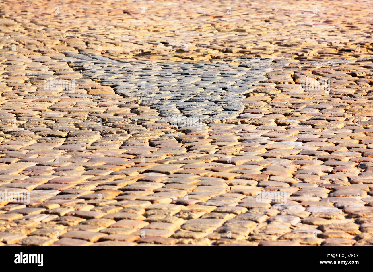 Granit dichromatischen gepflasterten Gehweg Detail Dreiecksform mit begrenzter DOF im warmen Morgenlicht Stockfoto