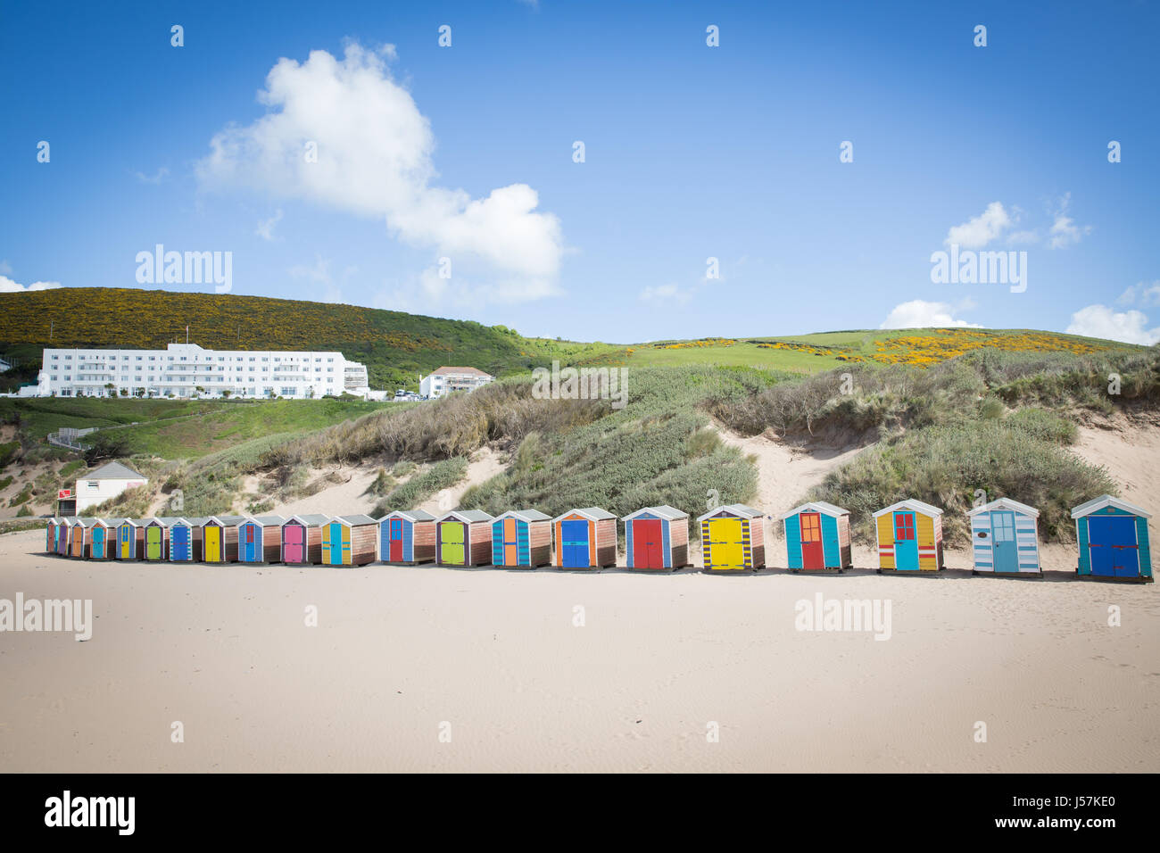 Alles Ellie Strandhütte. Mieten Sie eine bunte Strandhütte im Saunton Sands Beach in North Devon, England. Stockfoto