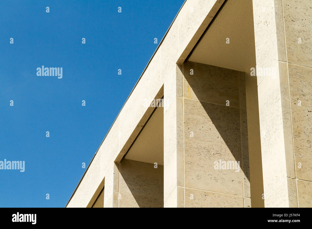 Fassade mit eleganten Birttish Portland-Stein-Säulen. Sonniger Tag mit klaren blauen Himmel. Stockfoto