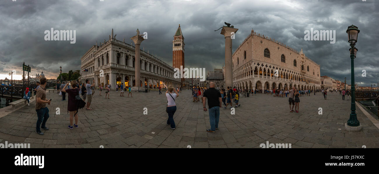 Piazza San Marco mit Campanile San Marco Basilika. Der Hauptplatz der Altstadt. Venedig, Italien. Stockfoto