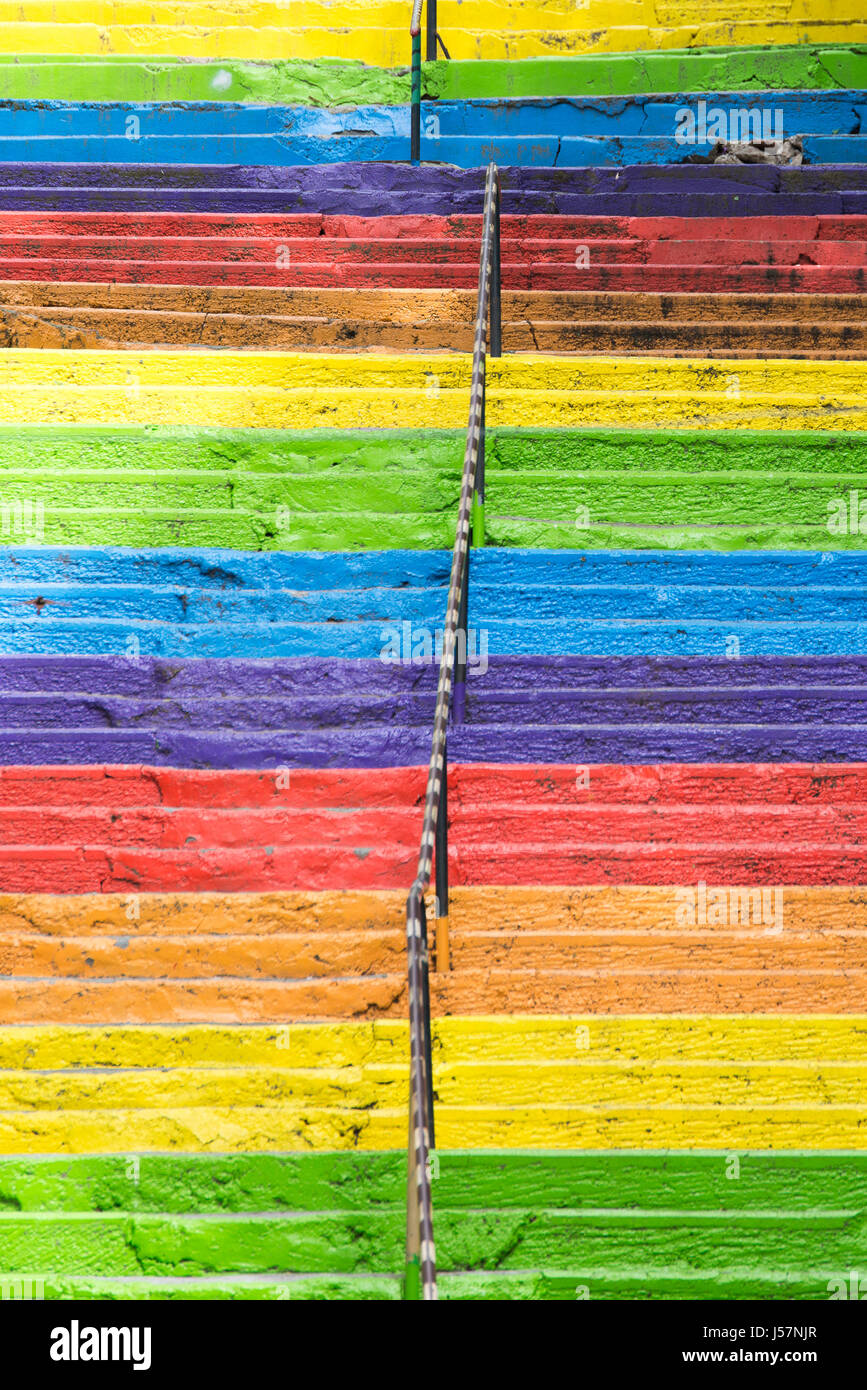 Istanbul, Türkei - 25. April 2016: Treppe lackiert in den Farben des Regenbogens in Istanbul, Türkei. Istanbul, Türkei Stockfoto