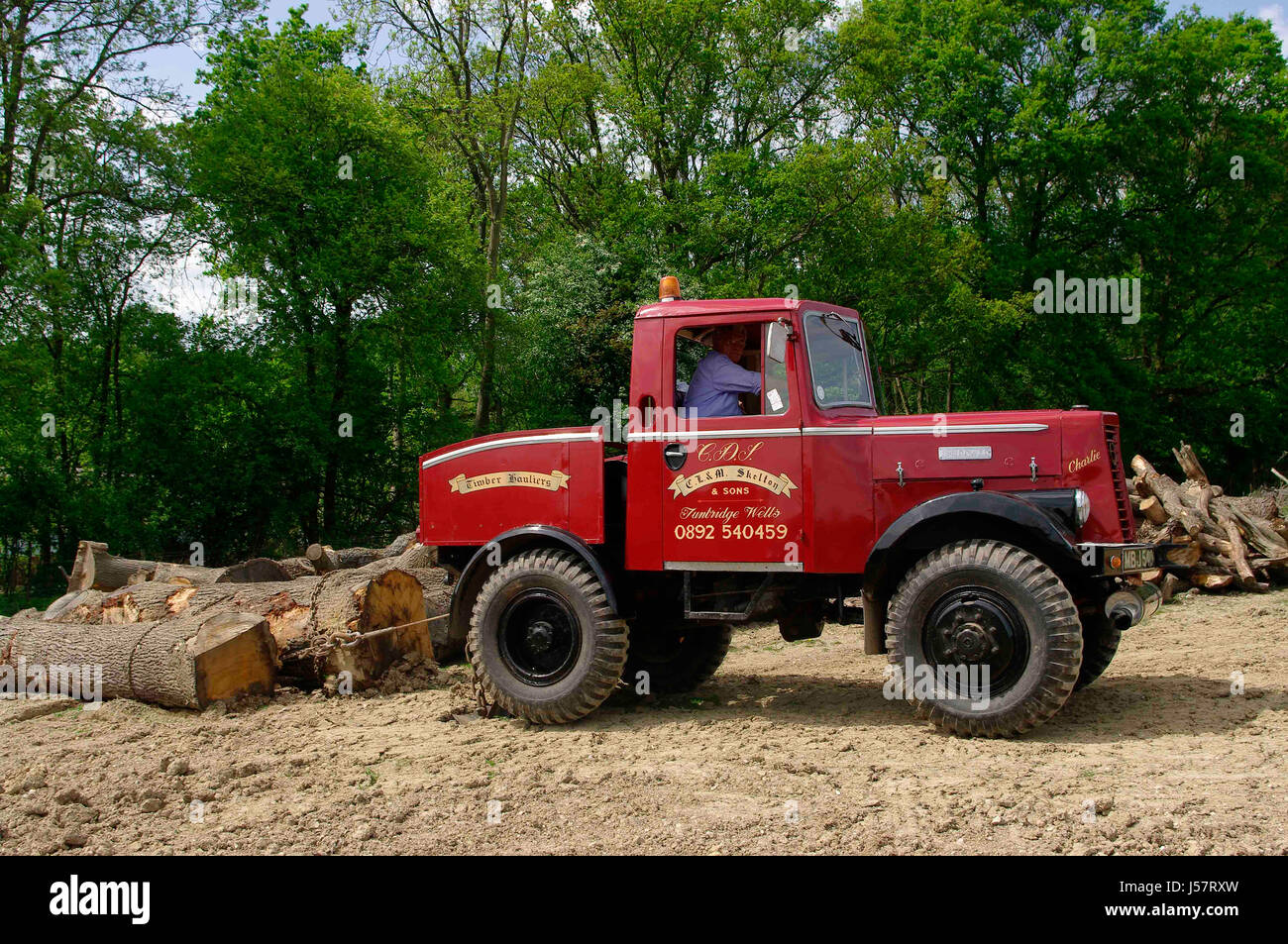 Unipower Protokollierung Traktor Stockfoto