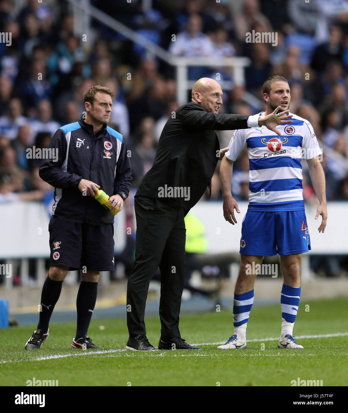 Lesung-Manager spricht Jaap Stam Joey van Den Berg während der Himmel Bet Meisterschaft Play-off-Rückspiel entsprechen im Madejski Stadium, lesen. Stockfoto