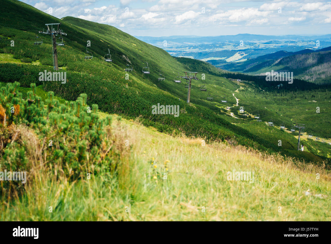 Skilift in Sommer-Tatra-Gebirge in Polen auf den Kasprowy Wierch. Stockfoto