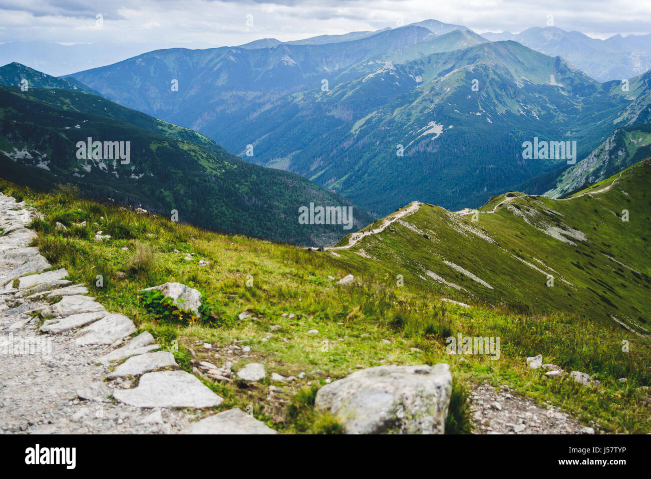 Wanderweg in der hohen Tatra im Sommer von den Kasprowy Wierch gesehen. Stockfoto
