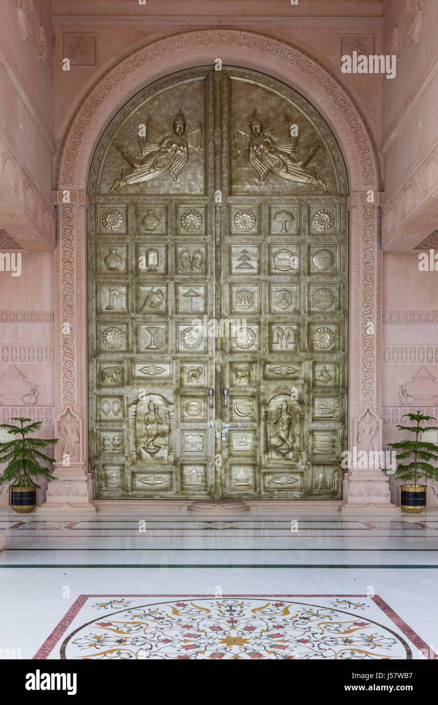Tür-Detail mit feinem geprägtem Metall arbeiten, umgeben von feinen roten Sandstein Bogen und Höhe mit weißem Marmorboden in Ajmer, Indien. Stockfoto