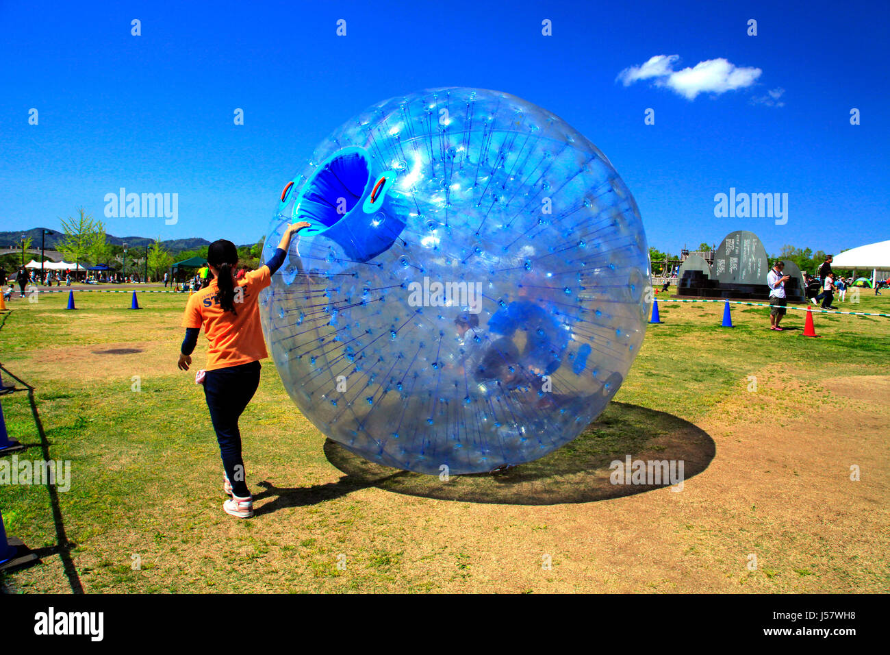 Zorbing in Echigo Hillside Park Nagaoka Stadt Niigata, Japan Stockfoto