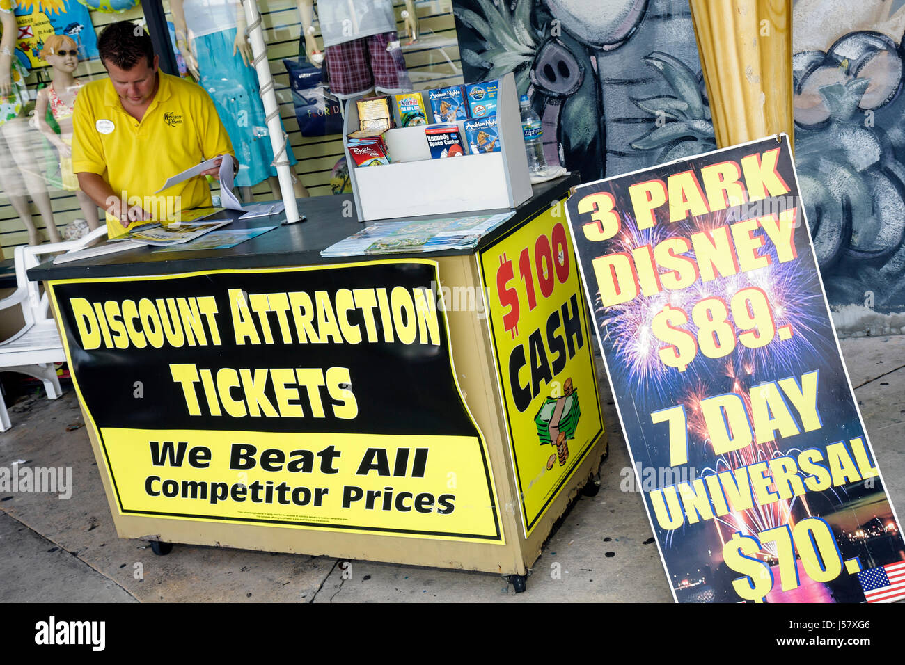 Orlando Florida, International Drive, Attraktion Ticketstand, Mann Männer männlich, Rabatt, Verkauf, Themenpark Tickets, Disney, Universal, Verkäufer Händler Stände Stockfoto