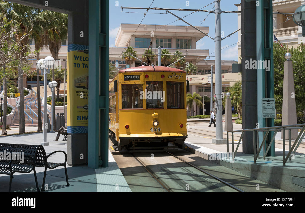 Gelben Straßenbahn an der Haltestelle Grego Plaza in Downtown Tampa USA. April 2017 Stockfoto