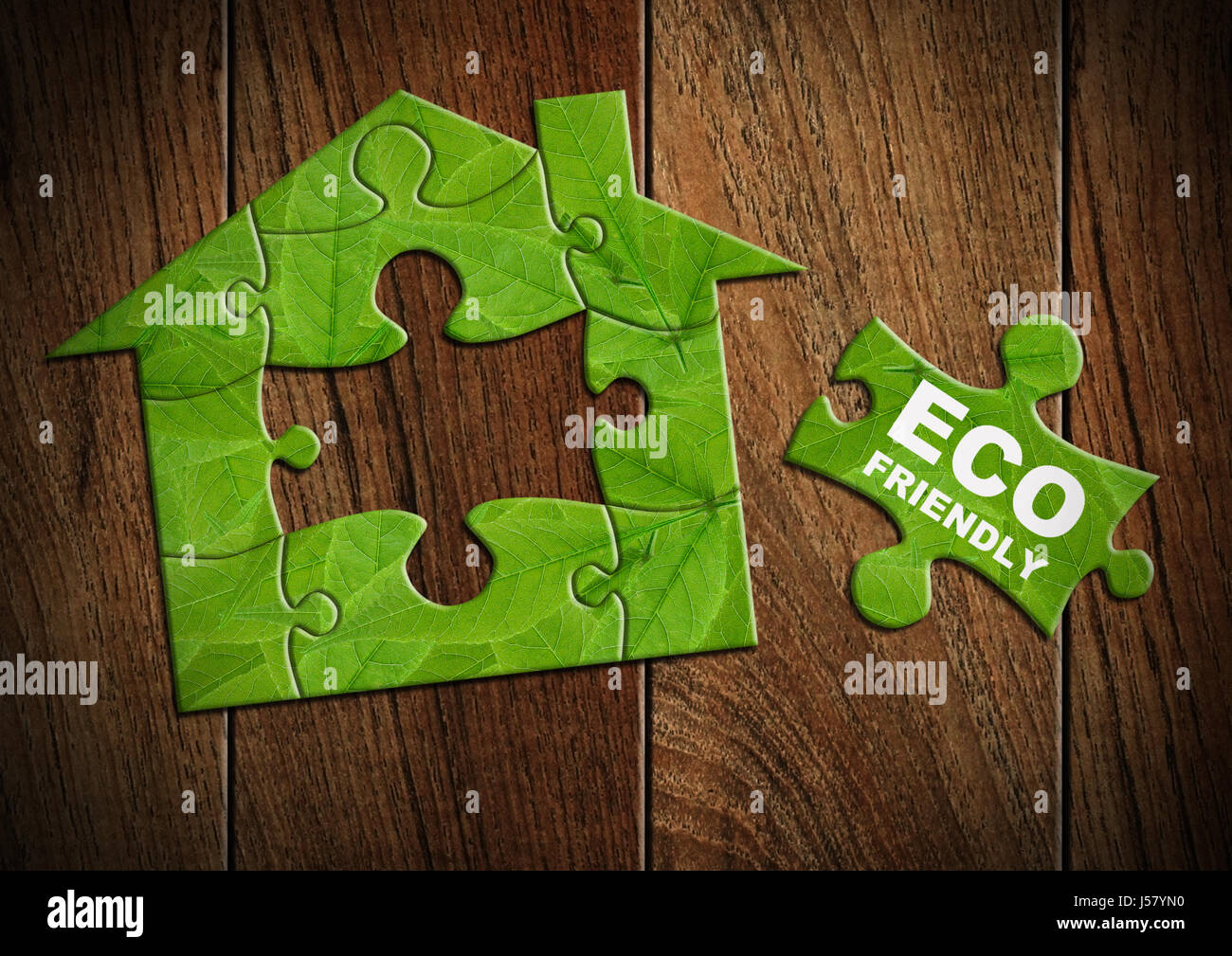 Eco-freundliches Haus-Konzept, hausgemachte grüne Puzzle Stockfoto