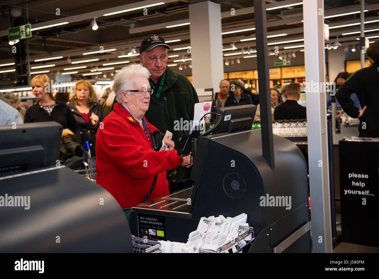 Menschen mit der SB-Kasse in der Food Hall in Marks and Spencer speichern, Aberystwyth Wales UK Stockfoto