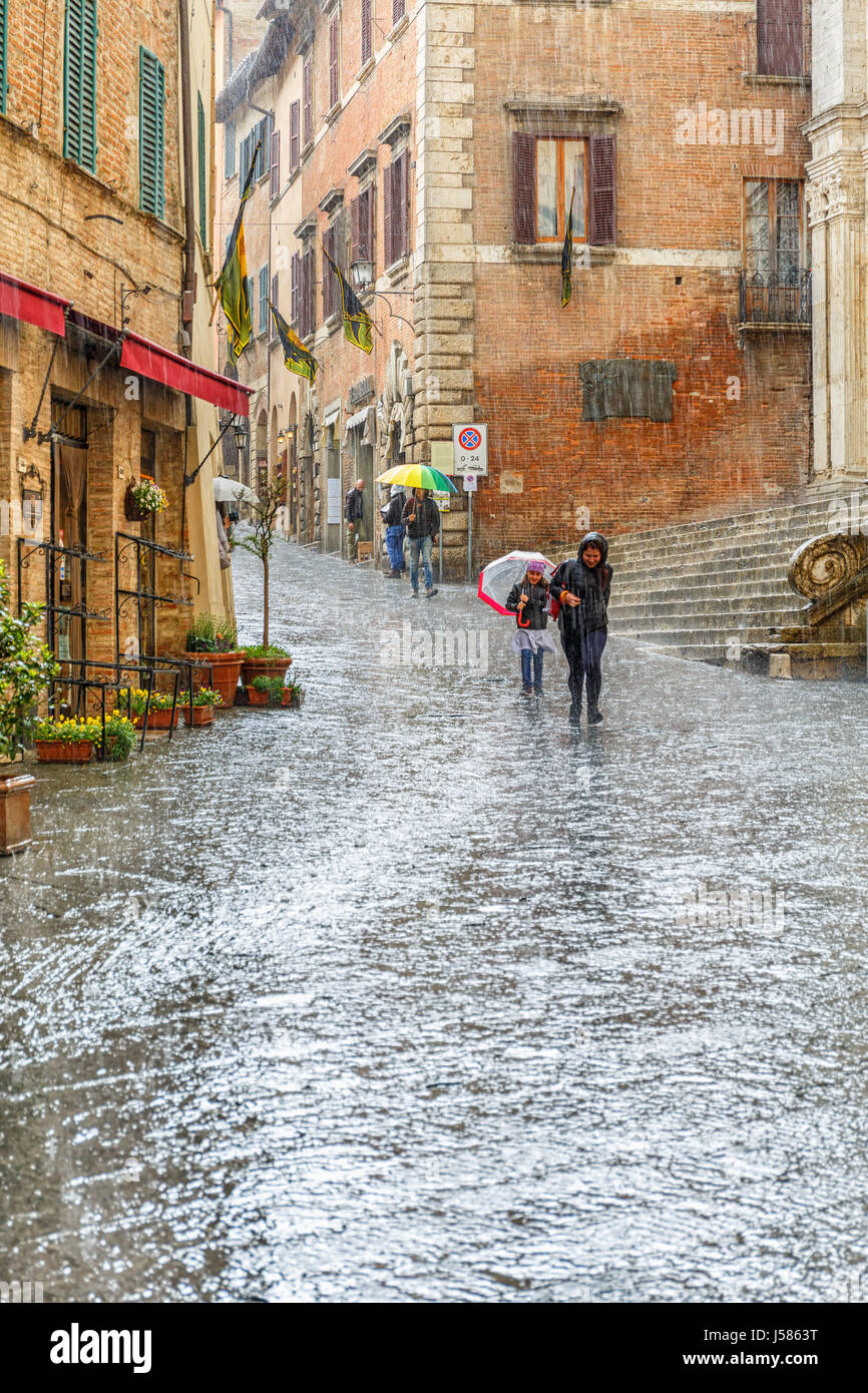 Starkregen und Regenwasser auf einer Straße Stockfoto
