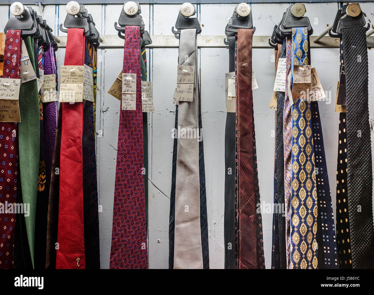 Verschiedene Vintage Krawatten für den Verkauf in einem Second-Hand-Shop. Stockfoto
