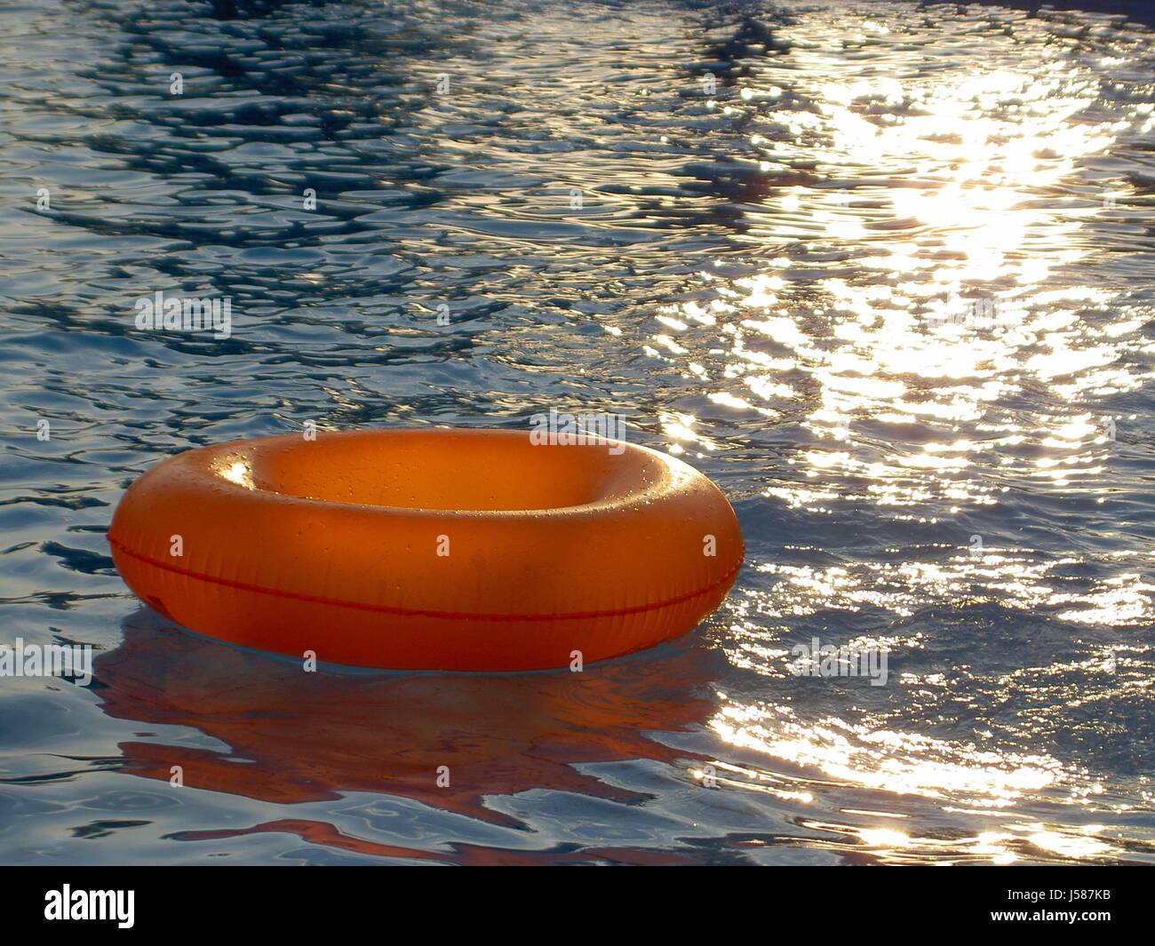 Ferien Urlaub Ferien Urlaub am Abend Tendenz Twilight Pool orange Stockfoto