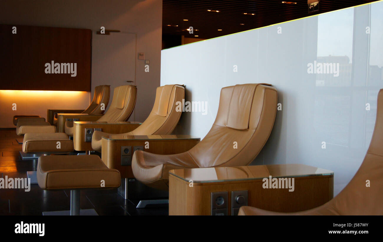 Leere Stühle in der First-Class-Lounge am Flughafen Stockfoto