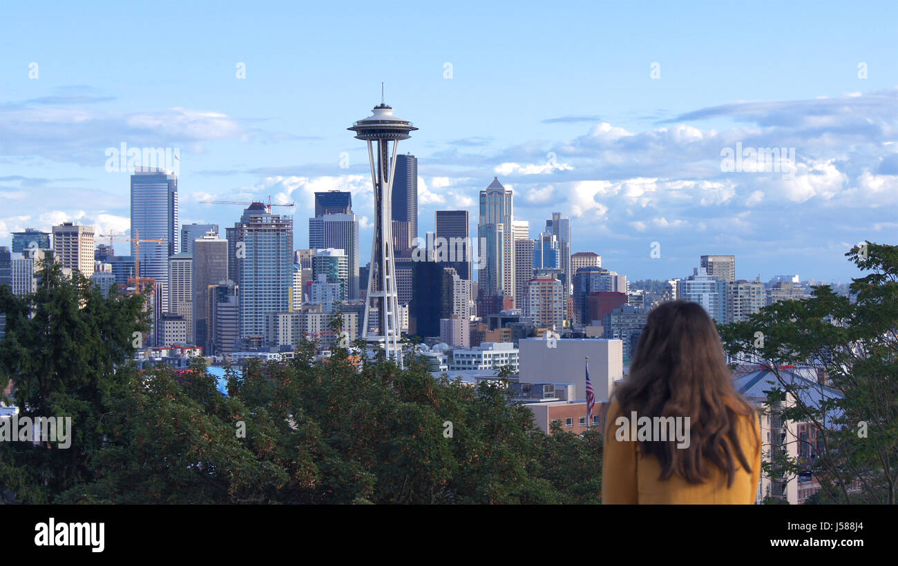 SEATTLE, WASHINGTON STATE, USA - 10. Oktober 2014: Skyline Panoramablick von Kerry Park während des Tages, Frau die Stadt beobachten Stockfoto