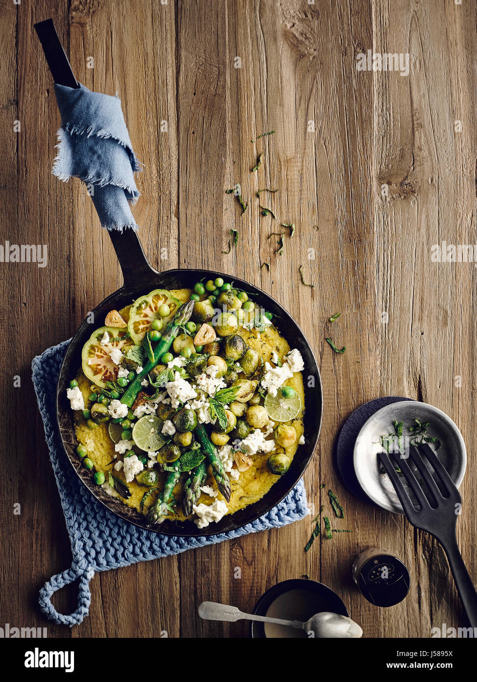 Polenta mit Rosenkohl, Minze, Ziegenkäse und Sesam-sauce Stockfoto