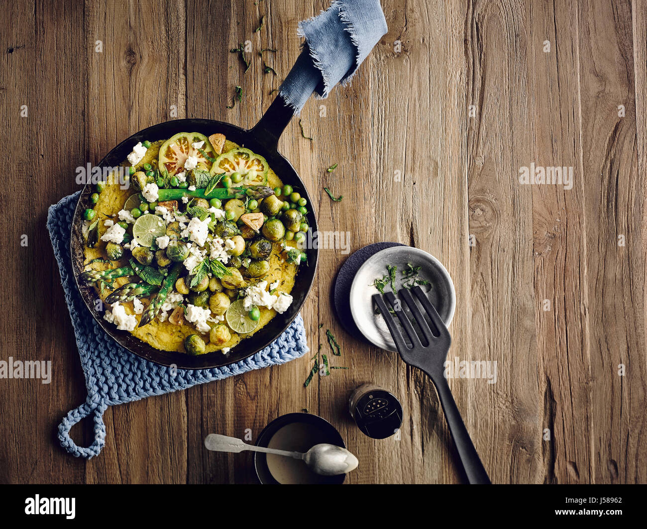 Polenta mit Rosenkohl, Minze, Ziegenkäse und Sesam-sauce Stockfoto