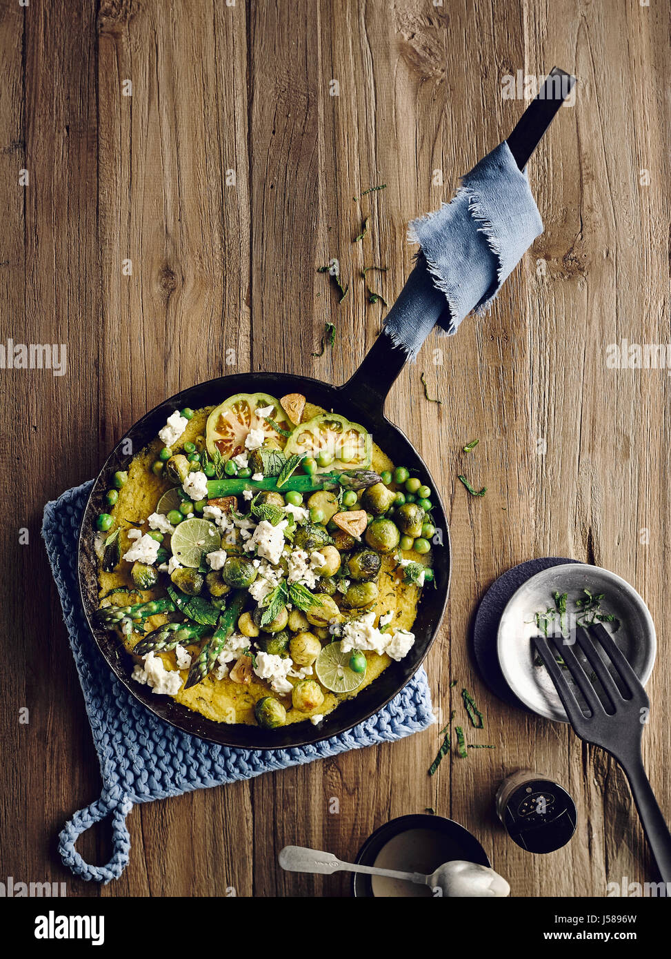 Polenta mit Rosenkohl, Minze, Ziegenkäse und Sesam-sauce Stockfoto