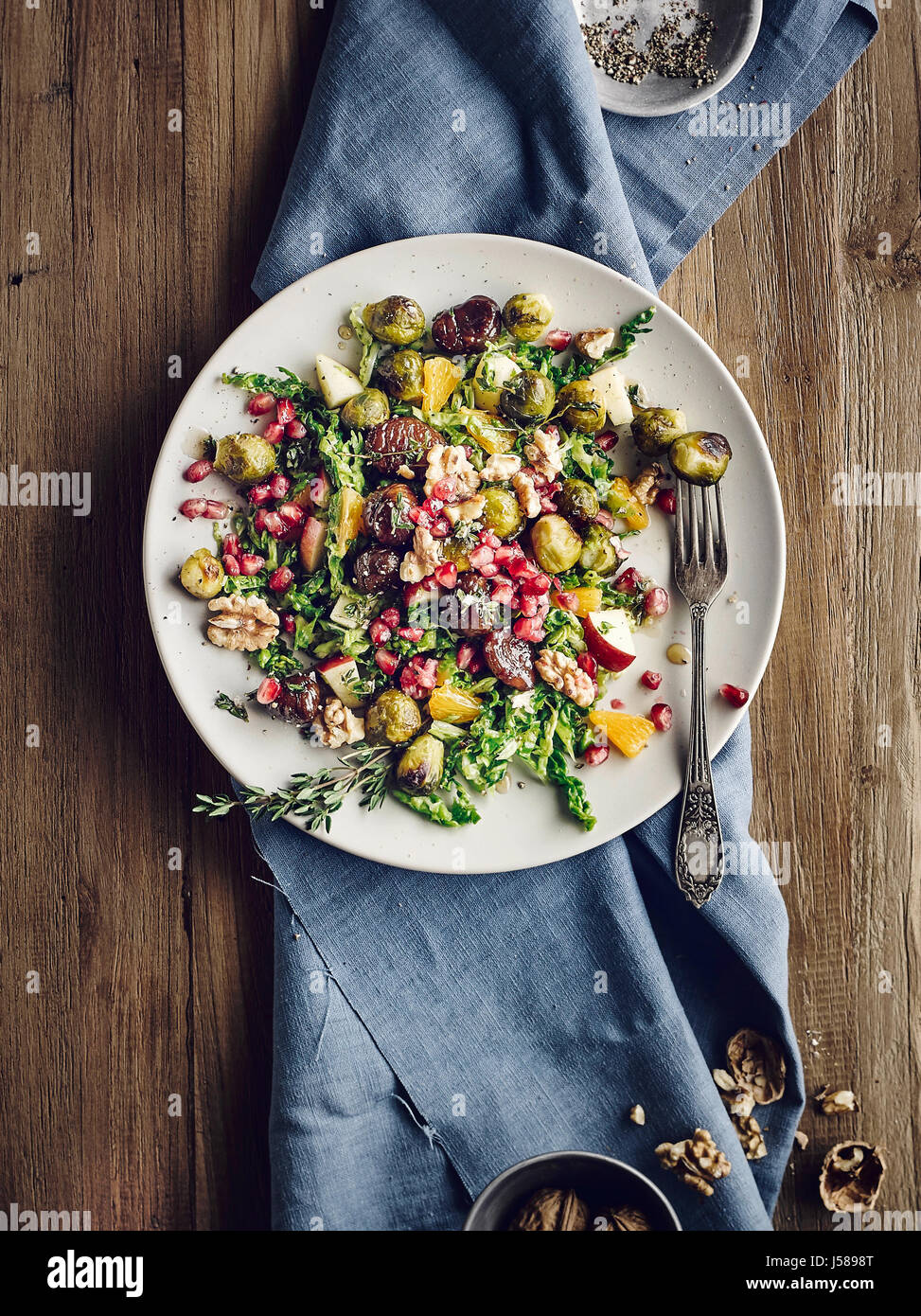 Brussel sprout Salat mit Wirsing und glasierte Maronen Stockfoto