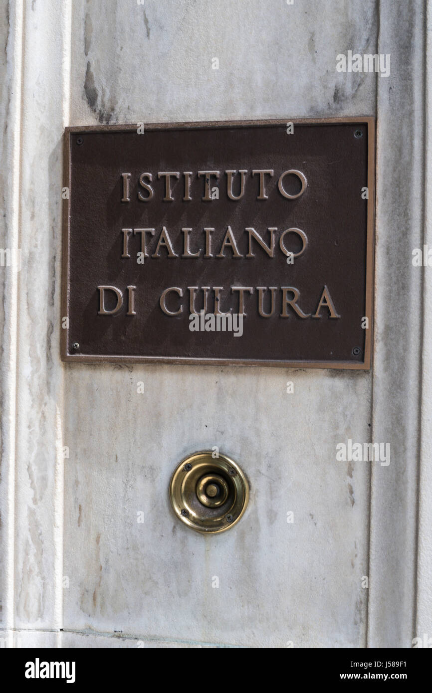 Plaque und Türklingel, italienische Kultur Institut, Upper East Side, NYC, USA Stockfoto
