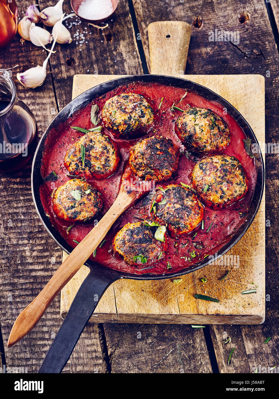 Grünkohl-Fleischbällchen in Tomatensauce Stockfoto