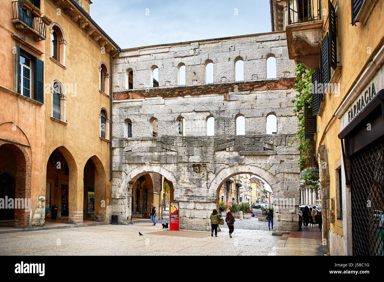 Verona, Italien - 6. Mai 2017: Antike römische Porta Borsari Tor in Verona, Italien Stockfoto