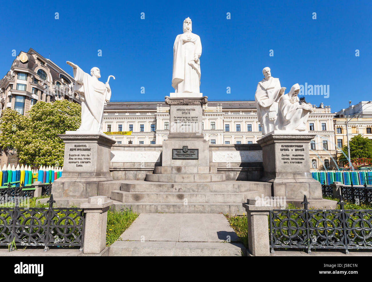 Kiew, UKRAINE - 5. Mai 2017: das Denkmal für Prinzessin Olga, Cyril und Methodius gleich den Aposteln und Str. Andrew der Apostel und Gebäude von ukrain Stockfoto