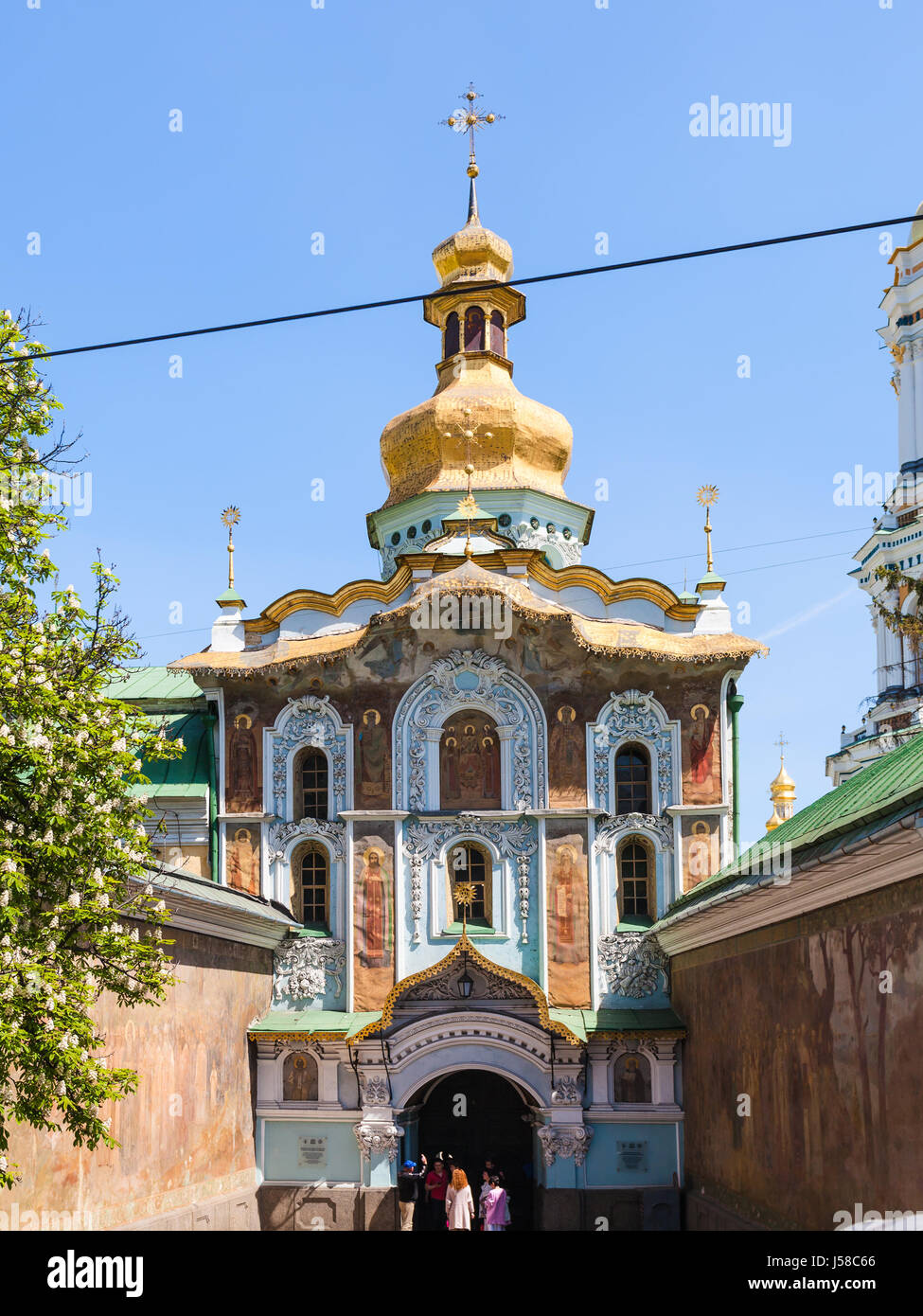 Kiew, UKRAINE - 5. Mai 2017: Besucher in der Nähe von Eingang im Kiewer Höhlenkloster, Gate Kirche der Dreifaltigkeit (Pechersk Lavra). Diese Kirche wurde 1106 gebaut. Stockfoto