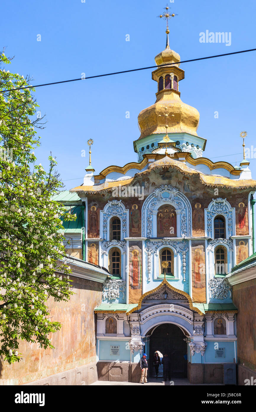 Kiew, UKRAINE - 5. Mai 2017: Menschen in der Nähe von Eingang im Kiewer Höhlenkloster, Gate Kirche der Dreifaltigkeit (Pechersk Lavra). Diese Kirche wurde 1106-1 gebaut. Stockfoto