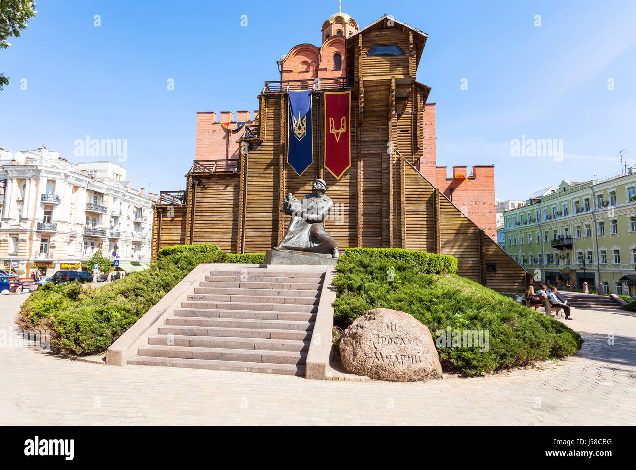 Kiew, UKRAINE - 5. Mai 2017: Statue von Jaroslaw dem weisen in der Nähe von Golden Gate Denkmal (Goldenes Tor von Kiew). Das goldene Tor gebaut in 1017-1024, t Stockfoto