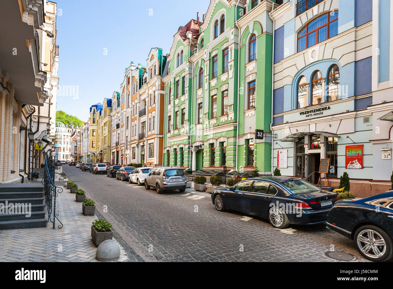 Kiew, UKRAINE - 5. Mai 2017: Blick von neuen Wohnhäusern auf lang Straße im neuen Wohnquartier in alten historischen Bereich Gonchary Kozhe Stockfoto