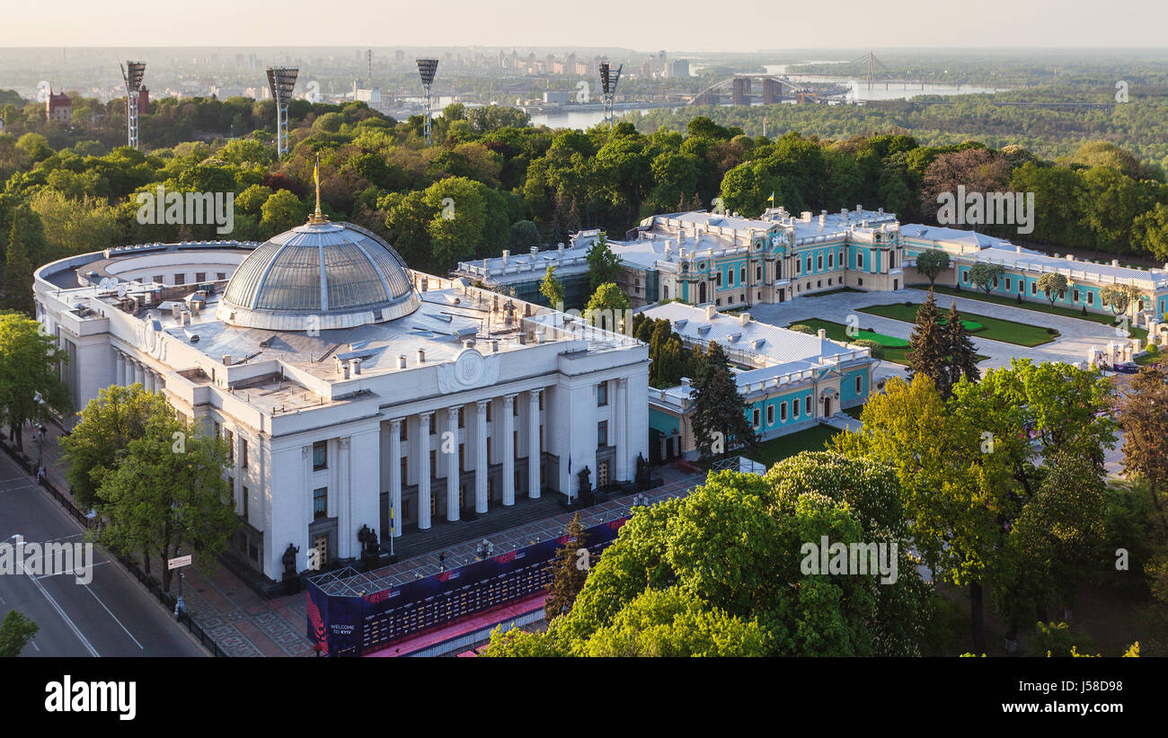 Kiew, UKRAINE - 6. Mai 2017: Verkhovna Rada Gruschevsky Straße und Mariinski-Palast im Mariinsky Park und Dnjepr (Parlamentsgebäude) ausgehend Stockfoto