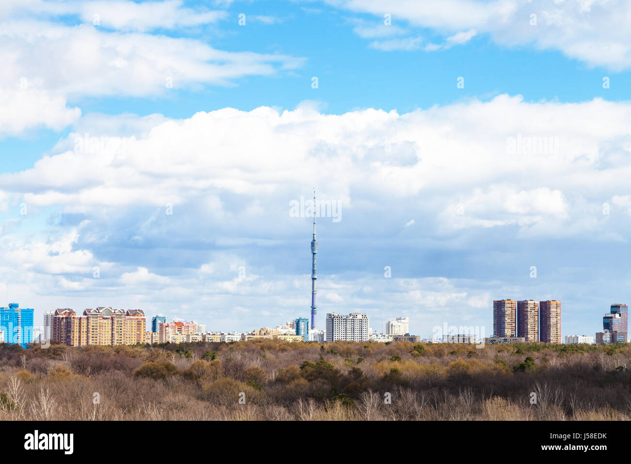 Skyline von Moskau mit Fernsehturm und Stadtpark im zeitigen Frühjahr Stockfoto