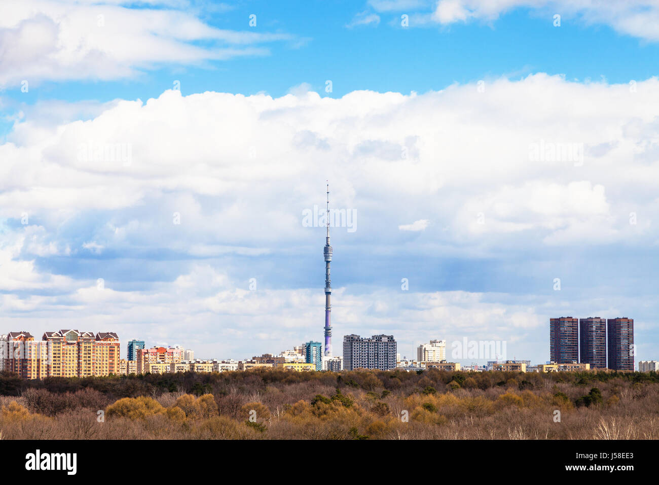 Moskauer Stadtbild mit Fernsehturm und Stadtpark im zeitigen Frühjahr Stockfoto