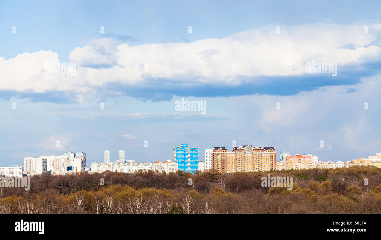Skyline von Moskau mit Stadtpark im frühen Frühling Stockfoto